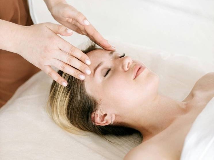Relaxing Natural Face Lift Massage Glasgow experts